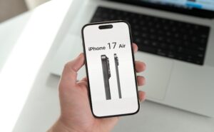 Mano sosteniendo un teléfono con imagen de iPhone 17 Air.