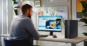 Hombre trabajando en computadora de escritorio