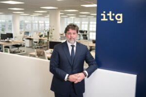 Hombre de traje en oficina moderna.