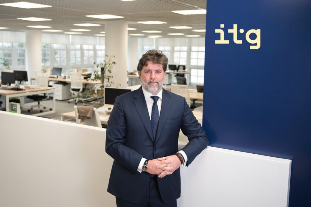 Hombre de traje en oficina moderna.