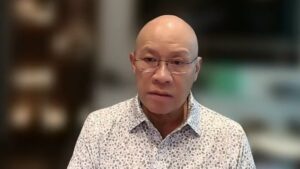 Persona con camisa estampada y gafas