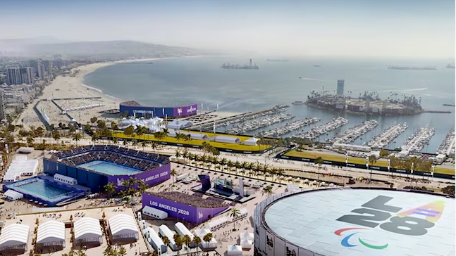 Vista aérea de instalaciones deportivas junto al mar.