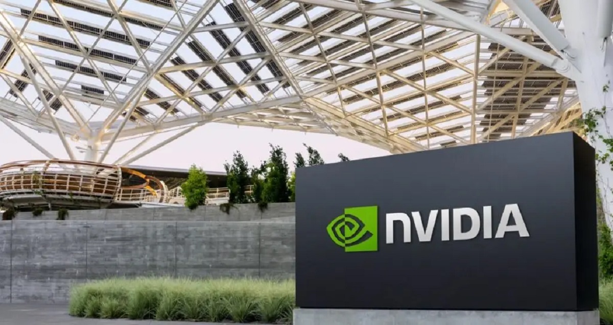 Edificio moderno con el logotipo de NVIDIA en primer plano.